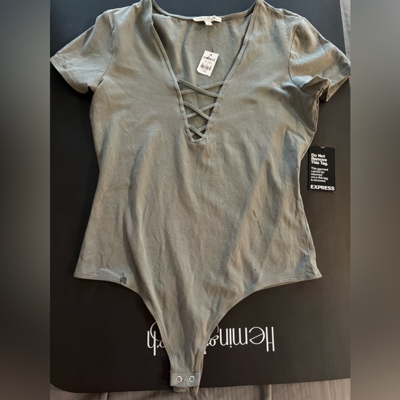 NWT Express short sleeve body suit. - Picture 1 of 1